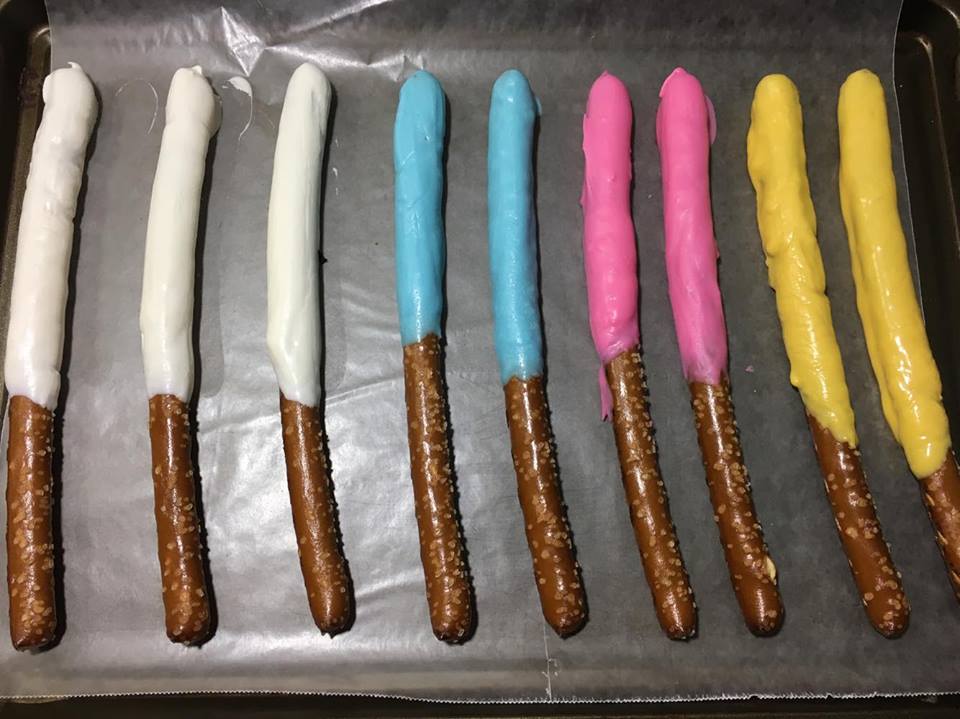 Do you love Peeps? Do you love chocolate covered pretzels? Then these Easter treats are exactly what you want. Make chocolate covered pretzel with Peeps. colored chocolate covered pretzels