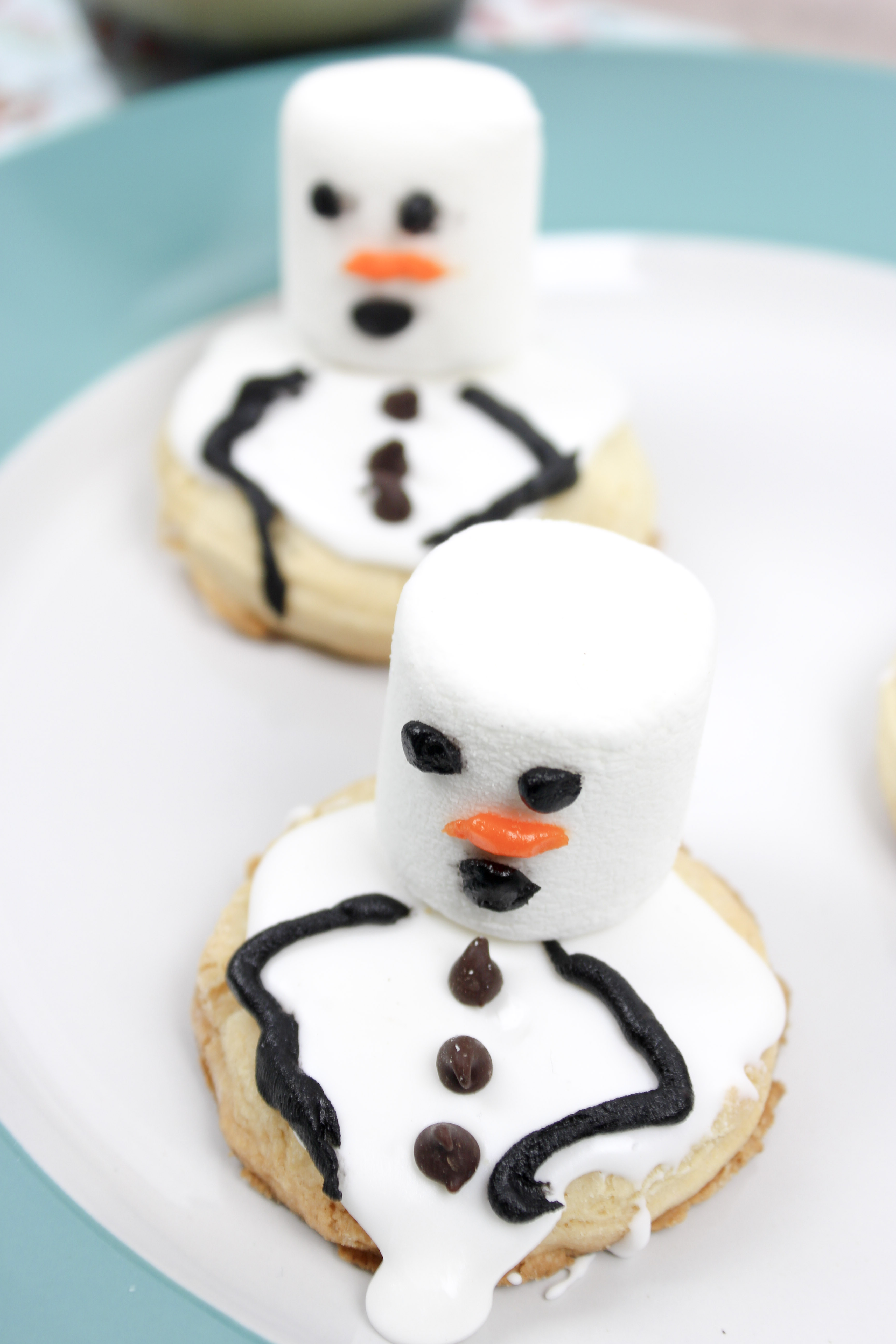 Melted Snowman Cookies - Mama Loves to Eat