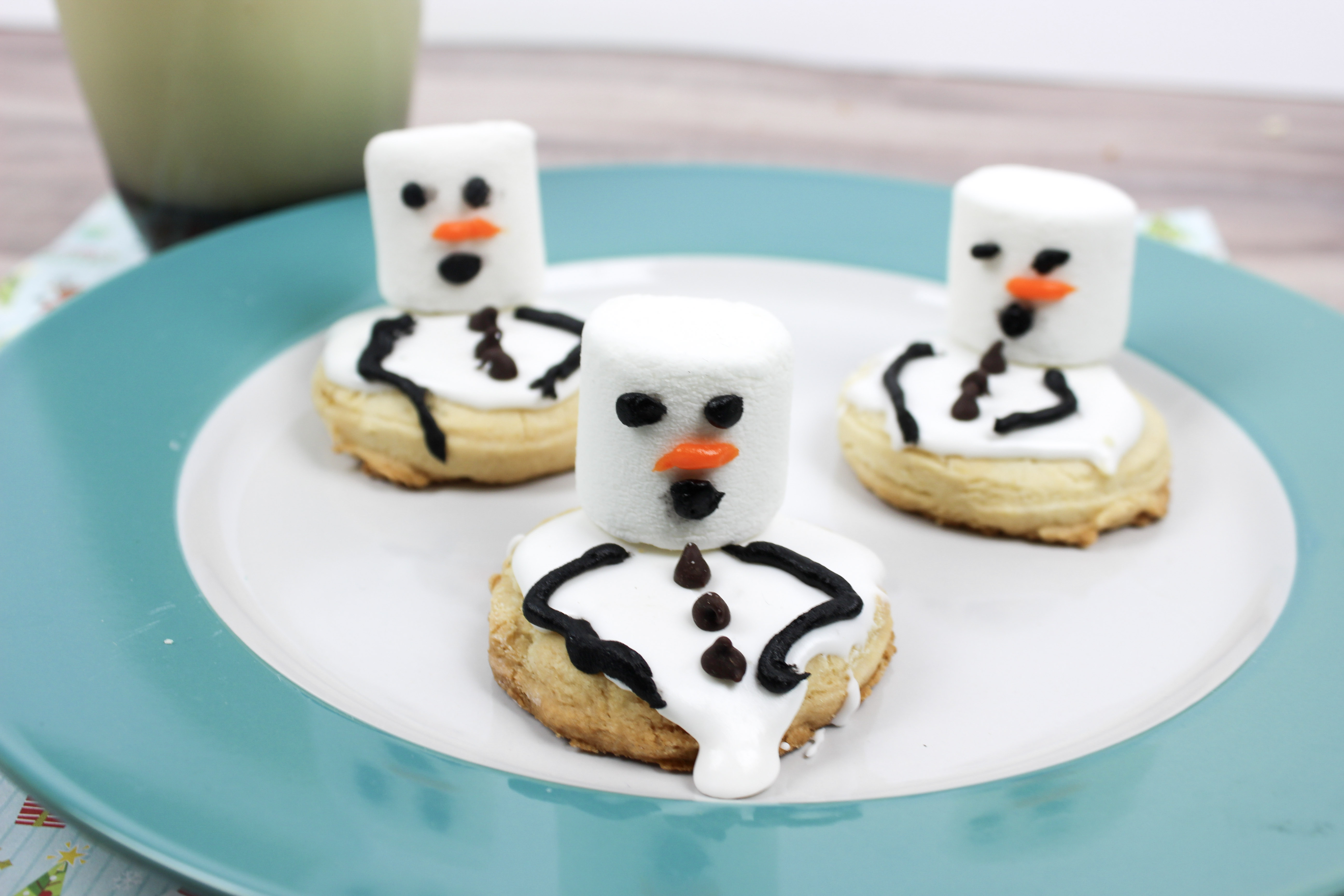 Baby it's cold outside, but with these cookies, the snowman is melting. Melted snowman cookies are a perfect treat during those long cold days. Make melting snowman cookies for parties, gifts or just because they are delicious.
