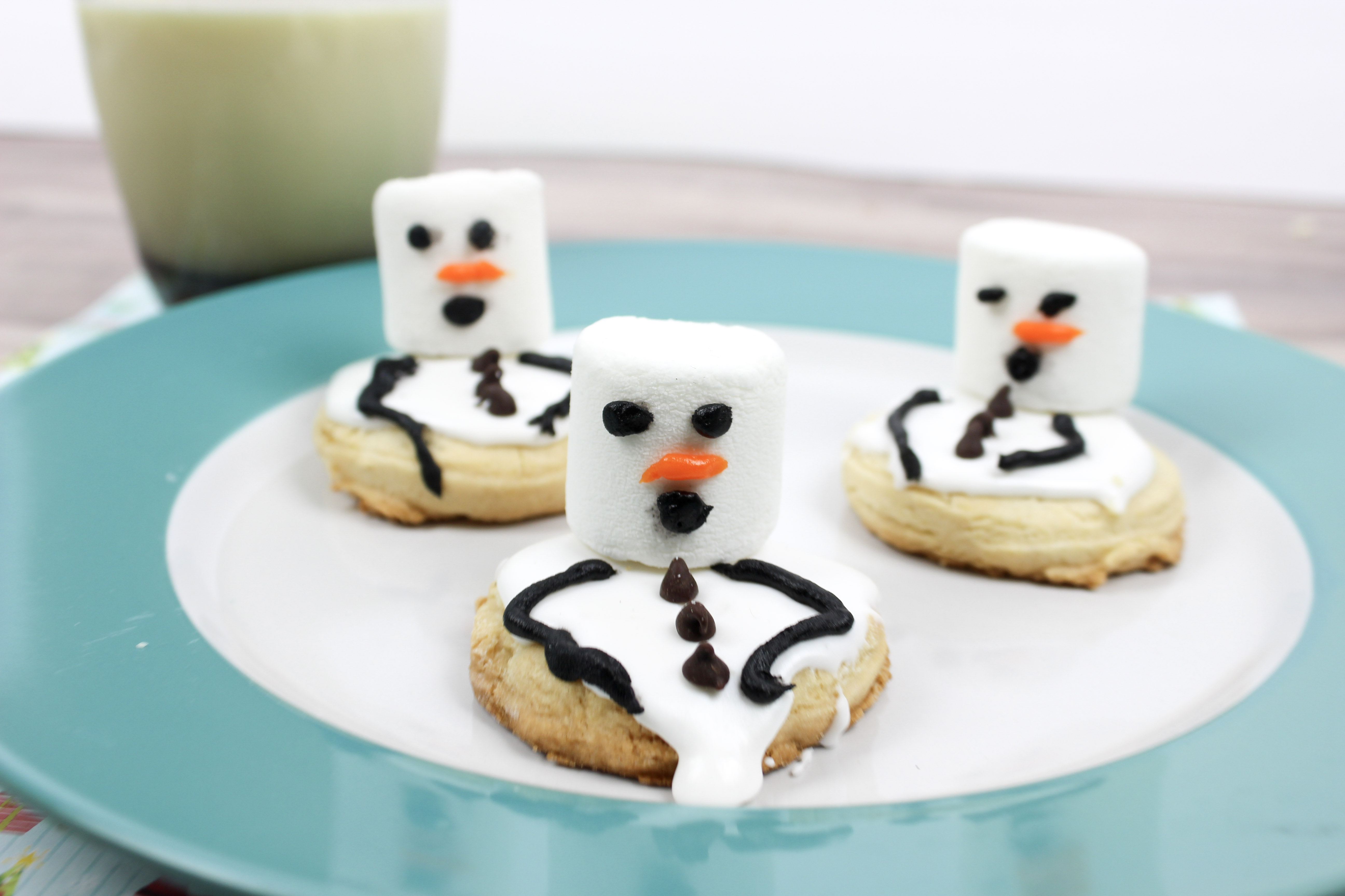 Baby it's cold outside, but with these cookies, the snowman is melting. Melted snowman cookies are a perfect treat during those long cold days. Make melting snowman cookies for parties, gifts or just because they are delicious.