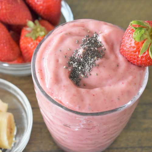 Strawberry Mango Smoothie - Mama Loves to Eat