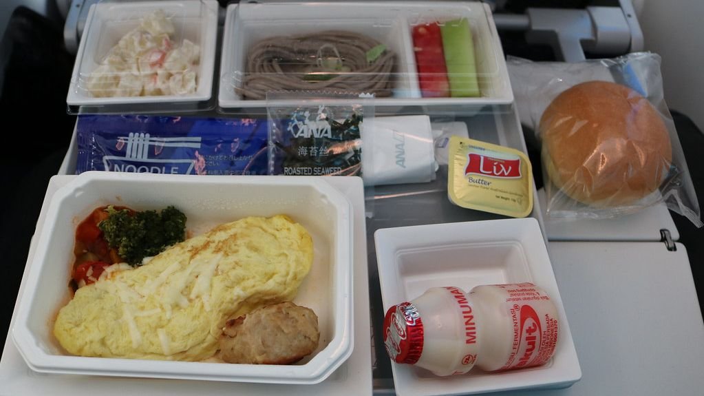 5 Things Flight Attendants Notice About Passengers Based on Meal Choices