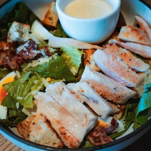 6 "Healthy" Chain-Restaurant Salads That Actually Have More Calories Than a Big Mac