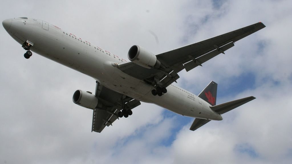 I Worked as a Flight Attendant for 15 Years: 6 Drinks You Should Always Avoid on a Plane