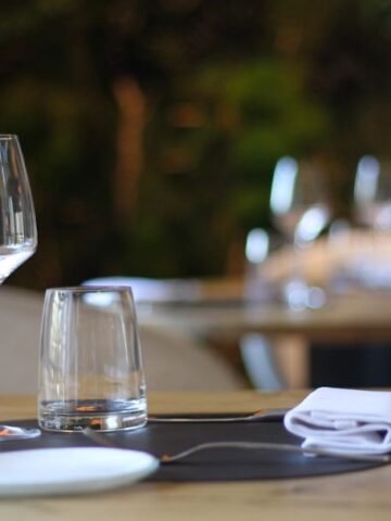 Experienced Servers Instantly Pick Up On These 6 Things When You Order