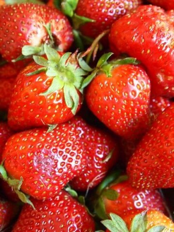 Blueberries vs. Strawberries: Which Has More Antioxidants, Vitamin C, Fiber?