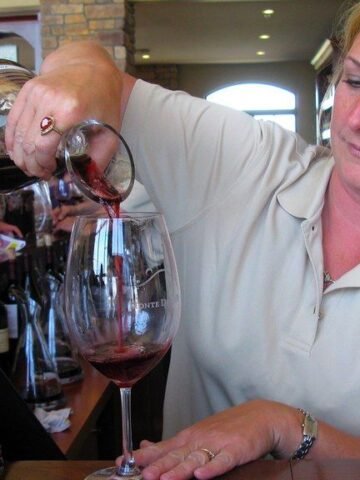 Fine-Dining Servers Reveal 10 Red Flags You'll Notice Within Minutes of Sitting Down