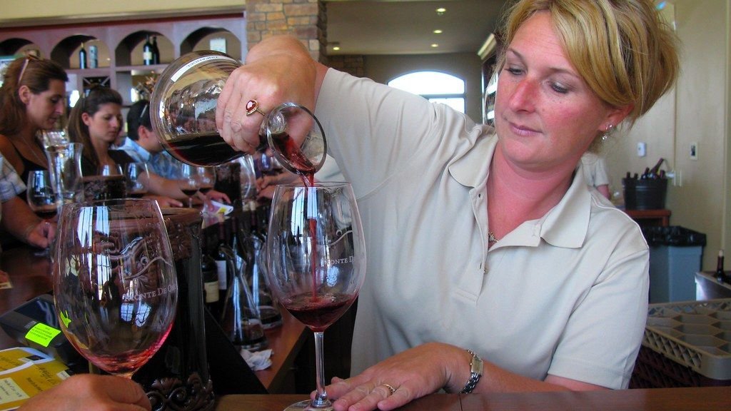 Fine-Dining Servers Reveal 10 Red Flags You'll Notice Within Minutes of Sitting Down