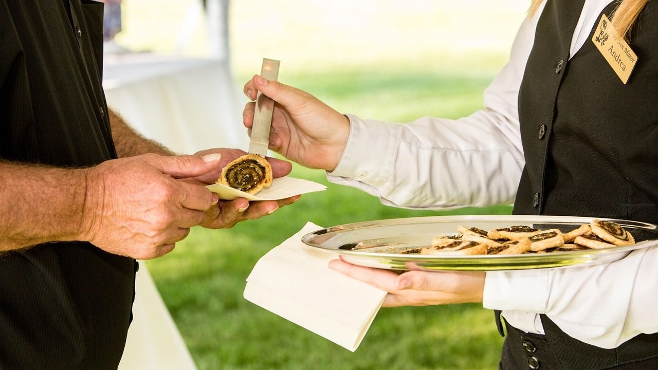 Do This at a Restaurant: 10 Chef Tips That Instantly Make Servers Love Your Table