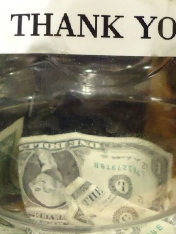 A Former Waiter Shares: 10 Signs Your Server Already Knows You're a Bad Tipper