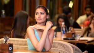 A Longtime Hostess Reveals: 7 Things She Notices About You While You Wait