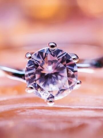 A Fine-Dining Host Reveals: 12 Subtle Ways Staff Size Up Your Wardrobe