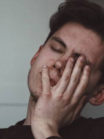 8 Symptoms of B12 Deficiency - and Foods That Help Restore Levels