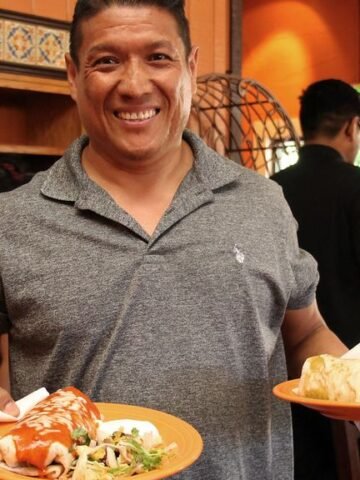 A Chef Reveals 12 Restaurant Habits That Quietly Get You Better Service