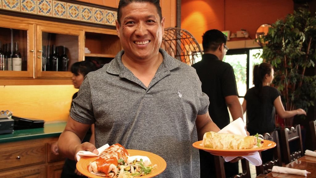 A Chef Reveals 12 Restaurant Habits That Quietly Get You Better Service