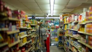 7 Grocery Store Foods Nutritionists Quietly Avoid Putting in Their Carts