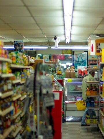 7 Grocery Store Foods Nutritionists Quietly Avoid Putting in Their Carts