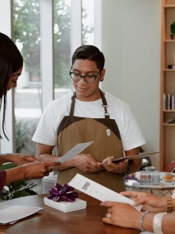 A Server Reveals 4 Customer Habits That Quietly Lead to Better Service